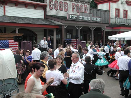 Square Dance im Freizeitpark Movie World